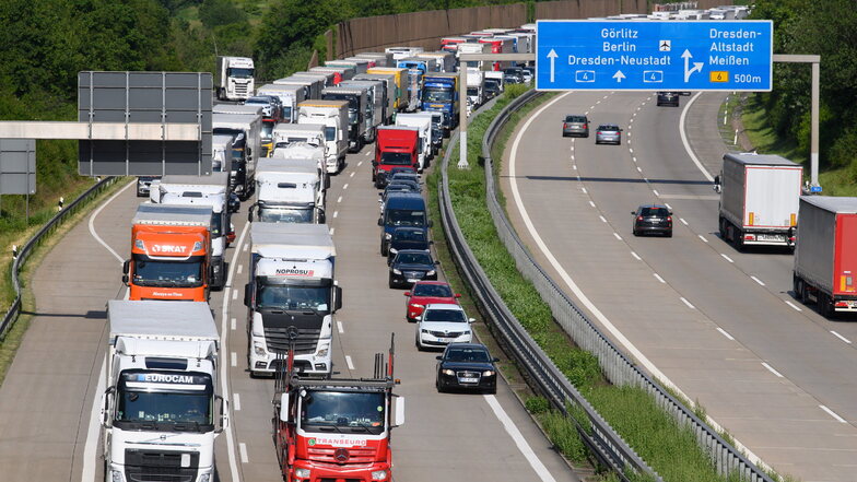Lastwagen stauen sich auf der Autobahn 4 bei Dresden. Viele der Fahrer müssen später auf überfüllten Rastplätzen nächtigen - falls sie überhaupt einen Platz finden.