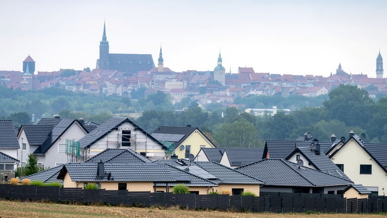 In den vergangenen Jahren boomte der Bau von Eigenheimen auch im Landkreis Bautzen - wie hier in Doberschau südlich von Bautzen. Doch Energiekrise und Inflation machen sich nun auch auf dem Immobilienmarkt bemerkbar.