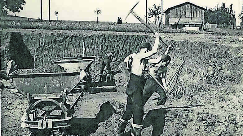 Freiwillig halfen damals auch die Mitarbeiter beim Sportplatzbau.