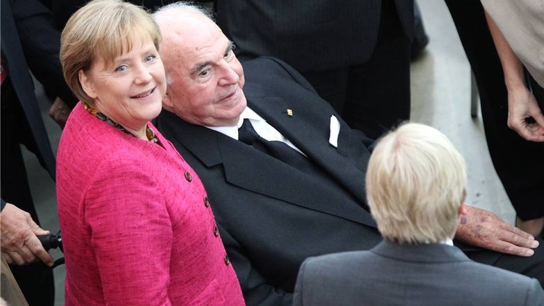 Angela Merkel und Helmut Kohl bei der Damen-Fußball-WM  2011 in Frankfurt.