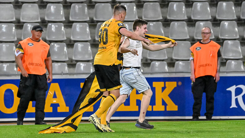 Beim Auswärtsspiel in Freiburg störte ein Flitzer die Schlussphase des Spiels - sehr zum Ärger auch von Dynamo-Kapitän Stefan Kutschke.