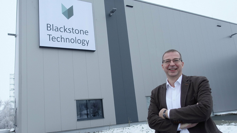 Holger Gritzka, Geschäftsführer von Blackstone Technology, steht vor der Fertigungshalle im Gewerbegebiet Am Fuchsloch, das zwischenzeitlich von der Firma Cotesa genutzt worden war. Im Herbst 2020 ist Blackstone eingezogen.