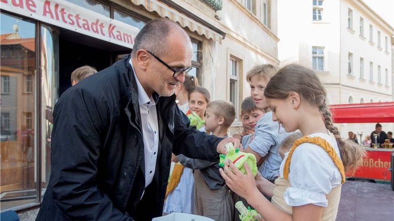 Der Bürgermeister von Kamenz übergibt den Kami an die Kinder vom   Zirkus "Montgolfiere" aus St. Petersburg.