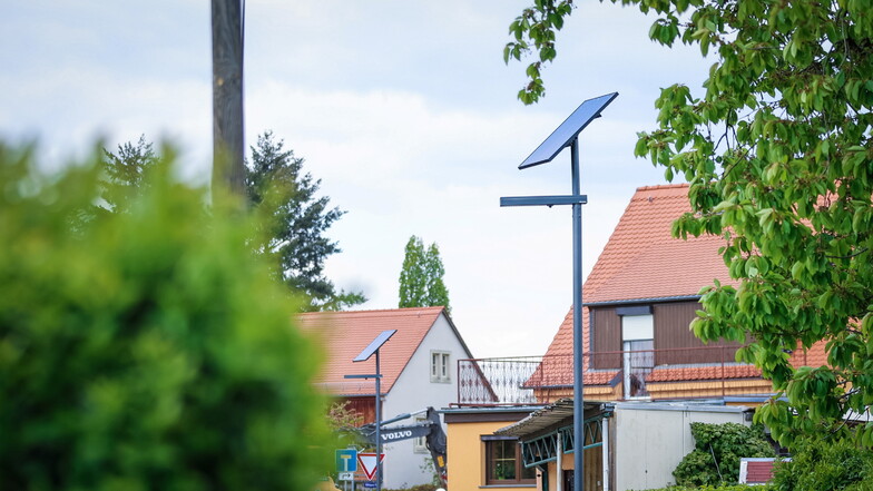 Dresdens erste Solar-Straßenlaternen stehen in Hosterwitz/Pillnitz.
