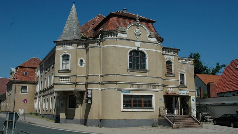 Der Gasthof „Wilder Mann“ wurde vor 1900 als Jugendstilbau errichtet. Zur Jahrtausendwende wurde der bis dahin gut frequentierte Gasthof geschlossen. Danach gab es immer wieder Bemühungen von Bürgern, das Objekt zu erhalten. 2007 wurden das Hotel und der 