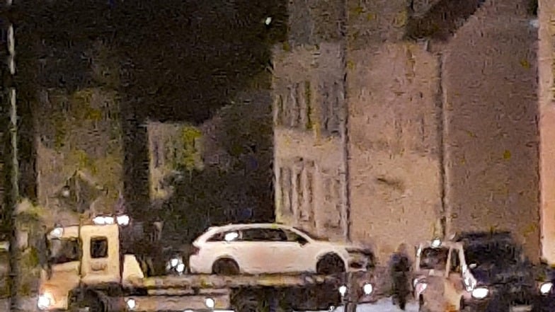 Ein Fahrzeug wurde im Auftrag der Polizei in der Nacht zu Mittwoch auf der Dresdner Straße ageschleppt. Ob es in Verbindung mit den Taten steht, ist noch unklar.