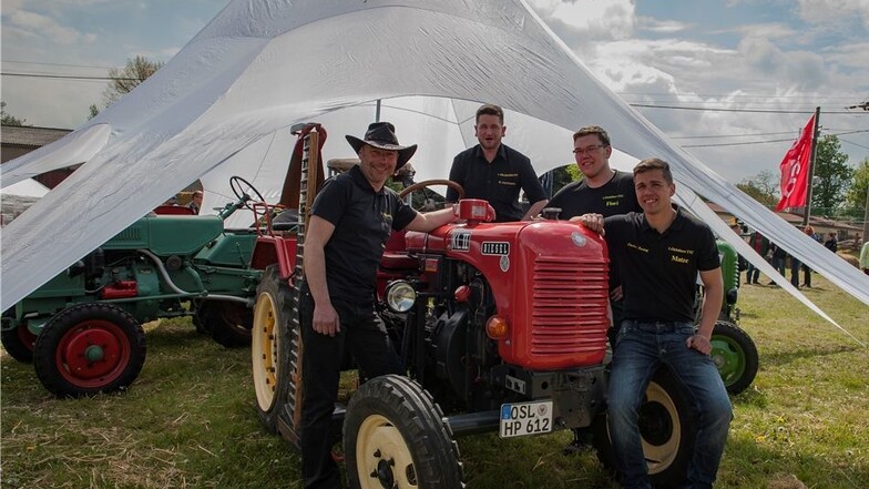 Sandro Thomas, Andreas Hartmann, Florian Bärwalde und Matthias Fischer sind die Macher im 1.Oelsnitzer Traktor Tuning Club.
