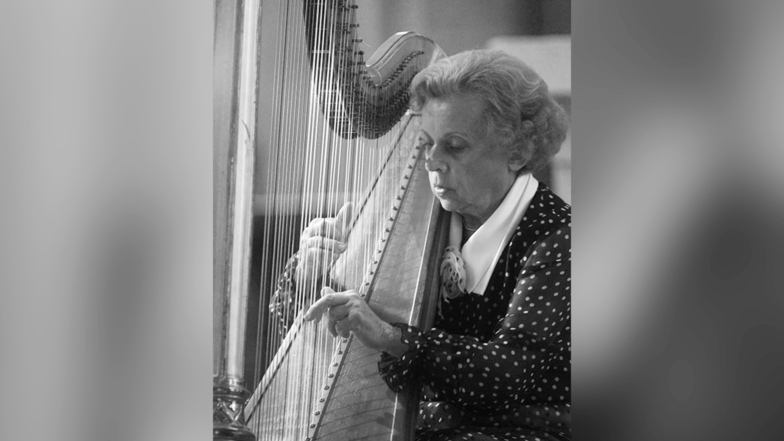 Die bekannte Harfenvirtuosin Jutta Zoff ist am 28. Oktober gestorben.
