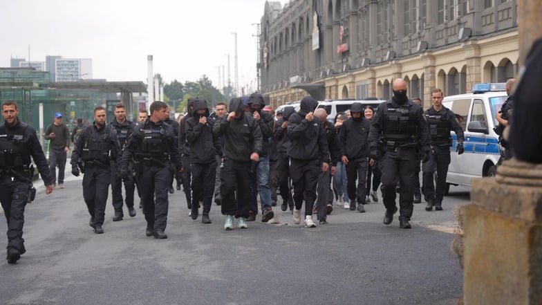CSD in Dresden: Polizeieinsatz gegen 90 rechtsextremistische Störer