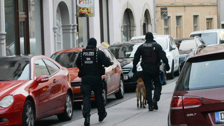 Polizeieinsatz auf der Zittauer Lindenstrasse: Nach Hinweisen und Durchsuchungen hat es Anfang Oktober mehrere Festnahmen in der Drogenhändlerszene gegeben.