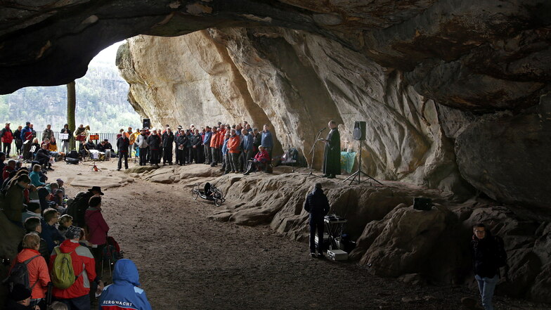 Berggottesdienst mit Bergsteigerchören in der Kuhstall-Höhle in der Sächsischen Schweiz.