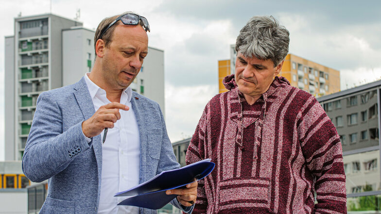 Komponist Markus Lehmann-Horn (l.) und Sinfoniker-Chef Markus Rindt bei der Detailplanung auf dem Parkdeck des Prohliszentrums.