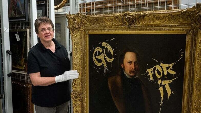 Kunsthistorikerin Johanna Brade zeigt das "verschönerte" Gemälde.