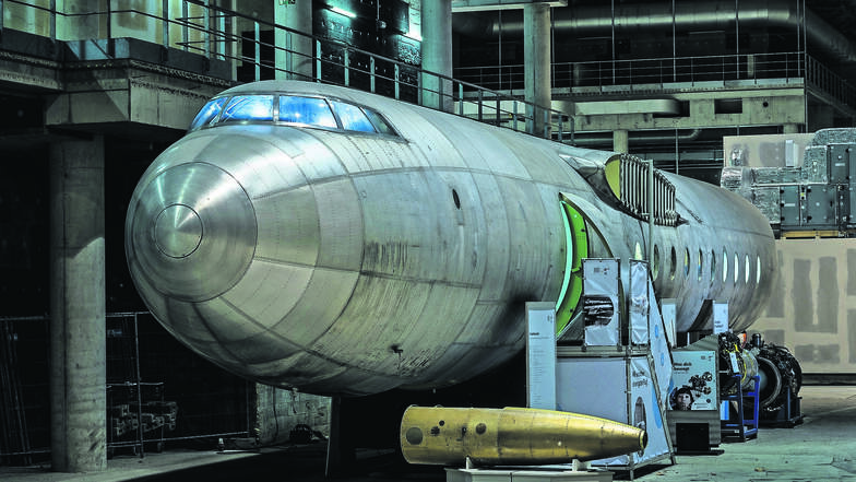 Vor 60 Jahren startete erstmals die „152“, der in Dresden gebaute erste deutsche Passagierjet. Der Rumpf der abgestürzten Legende steht am Dresdner Flughafen. Besucher können vom 5. bis 9. Dezember jeweils 16 Uhr an Bord gehen.