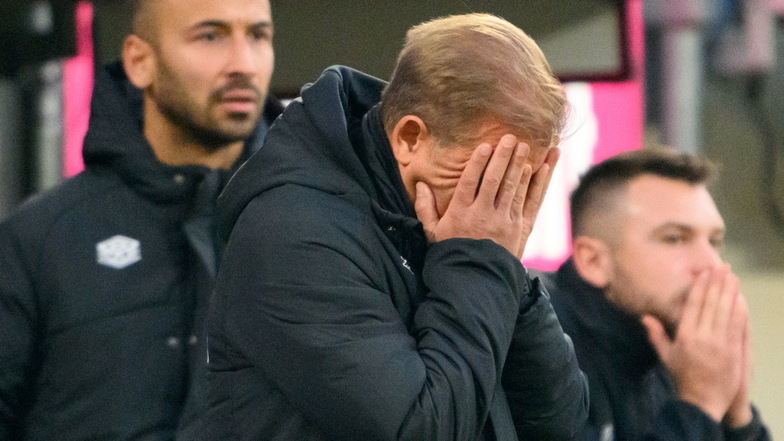 Trainer Markus Anfang kann nicht mehr hinsehen. Auch im sechsten Spiel in Folge bleibt Dynamo sieglos.