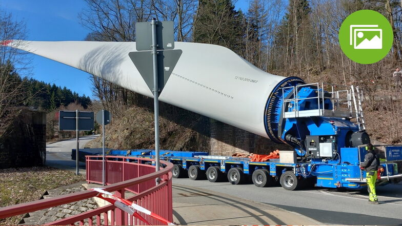Das erste von drei 72 Meter langen Rotorblättern bahnte sich am Montag seinen Weg nach Sadisdorf.