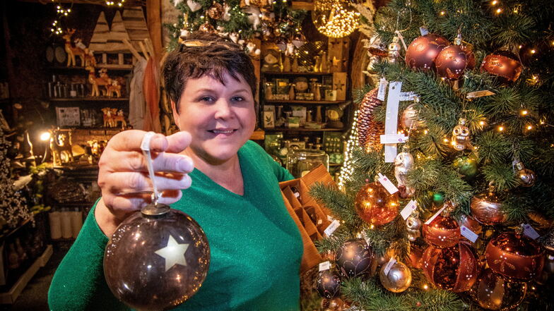 Reichlich drei Monate nach dem Brand: Susann Munz dekoriert für die Eröffnung der Wundervollen Weihnachtswelt.