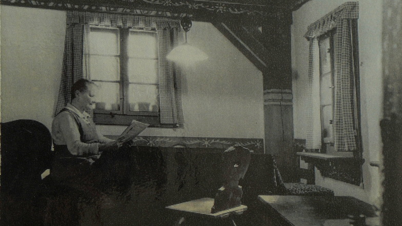 Im Archiv fand Gerlind Alius ein historisches Foto des Hexenhauses. Auf dem Bild sind die Verzierungen auf dem Balken zu sehen, die sie nun wieder entdeckt hat.