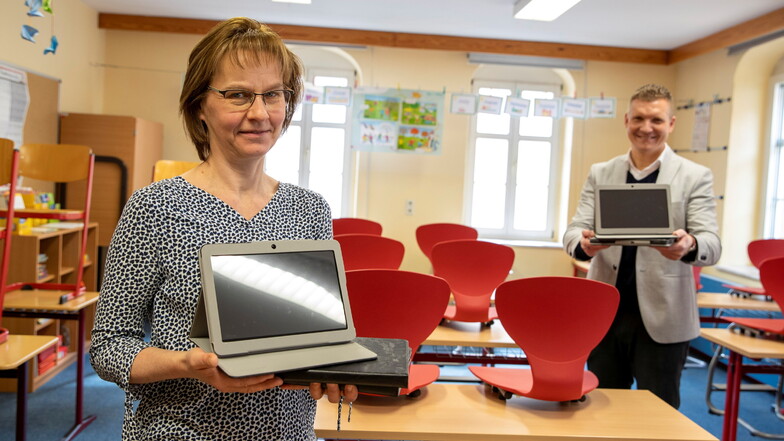 Katrin Richter, Leiterin der Grundschule Königstein, und Bürgermeister Tobias Kummer, konnten sich im März über neue Tablets für die Schüler freuen. Nun sollen auch die Lehrer ausgestattet werden.