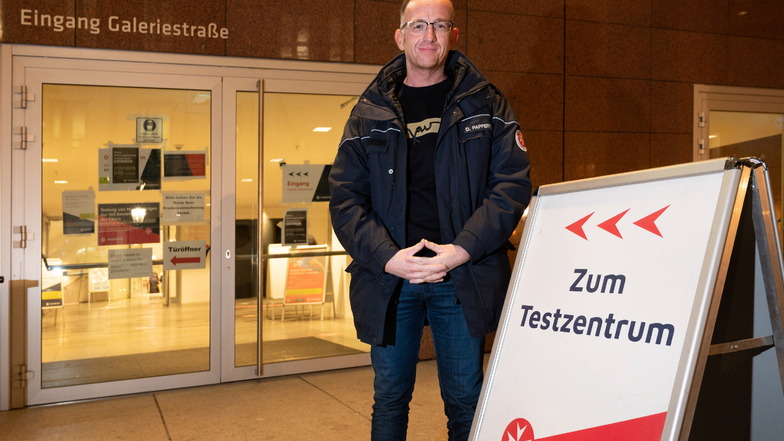 Der Johanniter Denis Papperitz ist für die Planung der Testzentren zuständig. Gerade arbeitet er an der Erweiterung des Zentrums an der TU Dresden. So soll das Studieren sicherer werden.
