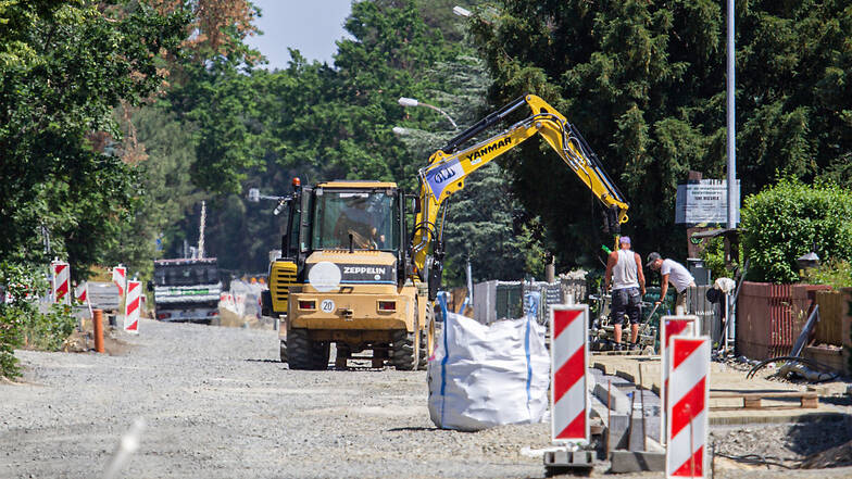 Die Mortkaer Straße in Koblenz ist eine Baustelle. Momentan wird der Gehweg (rechts im Bild) gepflastert. Noch vor den Sommerferien kommt Asphalt für die Fahrbahn.