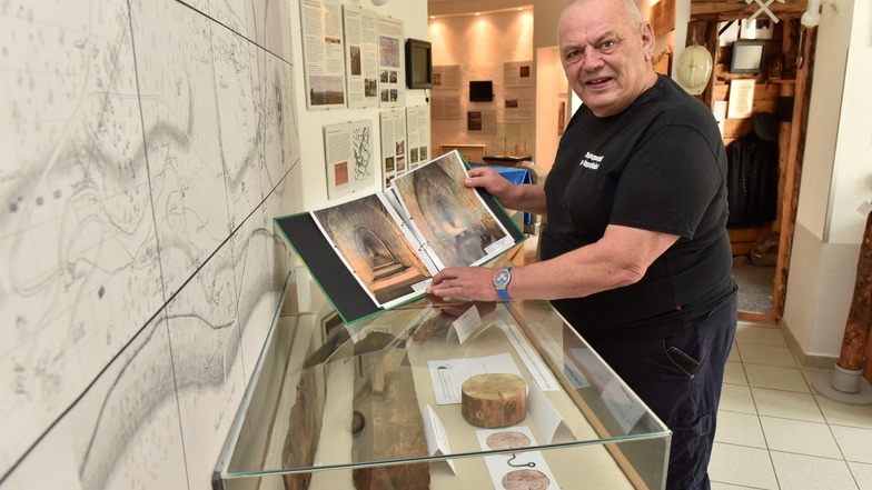 Uwe Gierth ist der stellvertretende Vorsitzende des Gebirgsvereins und zeigt einige der neuen Funde sowie die Dokumentation über den Zwiesler Erbstolln.
