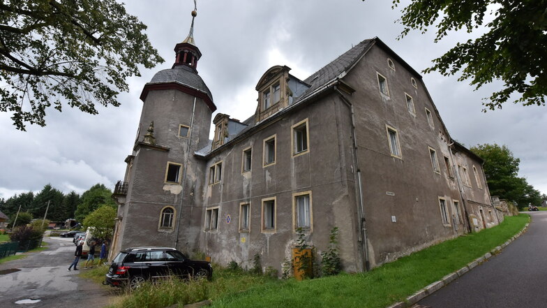 Das Schloss Naundorf stand jahrelang ungenutzt. Seit 2017 bringt es der neue Eigentümer Konstantin Herrmann schrittweise auf Vordermann.