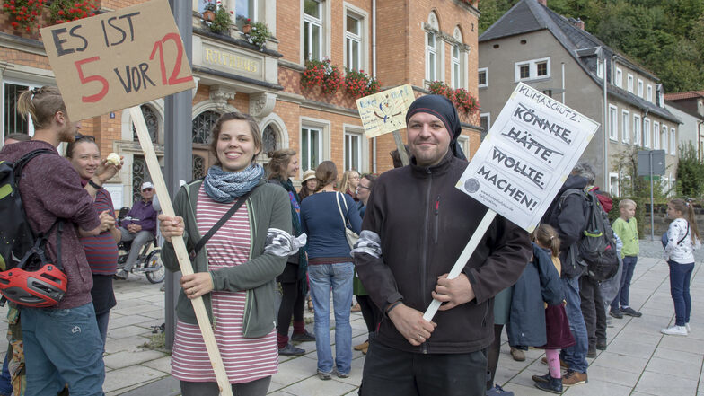 Sie haben den Protest nach Tharandt geholt: Paula Sinapius und Thomas Ristau (beide vorn) demonstrierten am Freitag gemeinsam mit knapp 40 weiteren Umweltschützern für mehr Klimaschutz vorm örtlichen Rathaus.