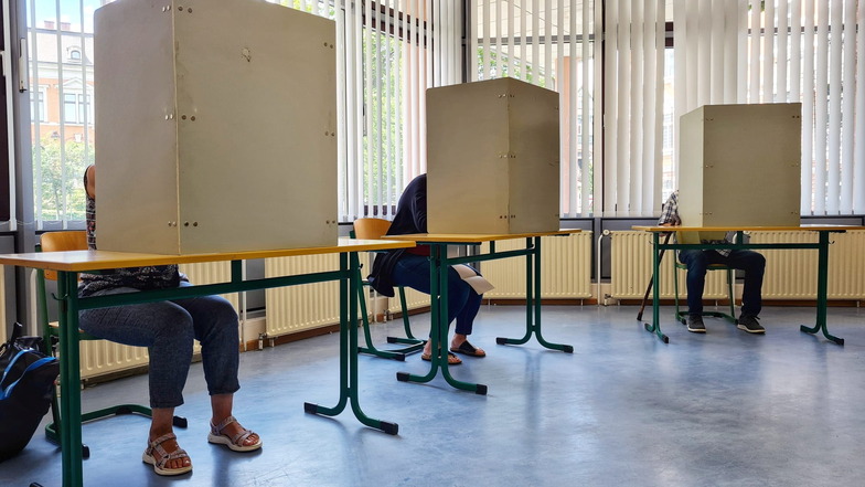 Wähler im Wahllokal im Döbelner Lessing-Gymnasium. Weil es an einigen Wahllokalen zu längeren Wartezeiten kam, wurden zusätzliche Wahlkabinen aufgestellt.
