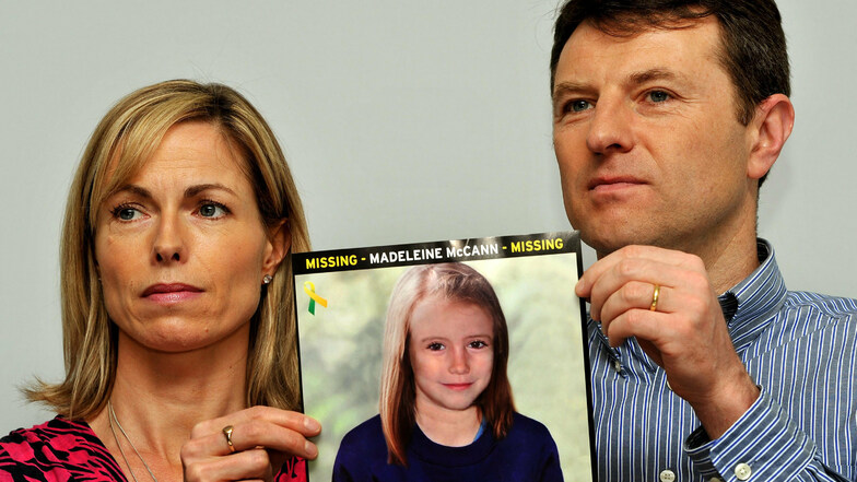 Kate und Gerry McCann halten bei einem Such-Aufruf das Foto ihrer Tochter, wie sie aussehen könnte.