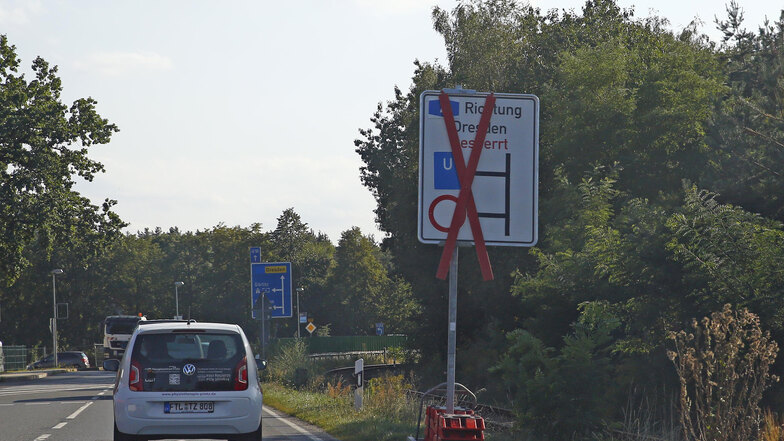 Die aufgestellten Umleitungsschilder zeigen es bereits jetzt an: Die Auffahrt Hermsdorf wird in Fahrtrichtung Dresden gesperrt. Damit geht es nur über die Anschlussstelle Ottendorf-Okrilla nach Dresden.