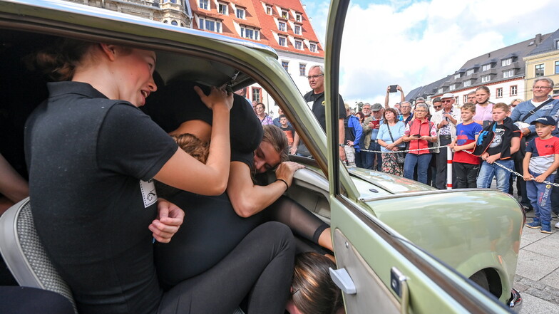 Offiziell ist der Trabant 601 für vier Personen ausgelegt, doch der Kleinwagen bietet weit mehr Platz. 2021 zwängten sich in Zwickau 20 Sportlerinnen in Innen- und Kofferraum eines solchen Autos.