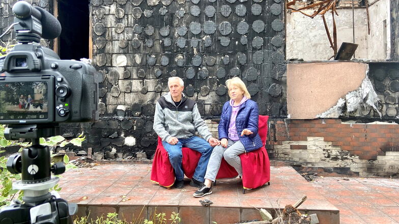 In der Aktion "Red Chair" porträtierte Dirk Großer Ukrainerinnen und Ukrainer vor ihren zerstörten Häusern.