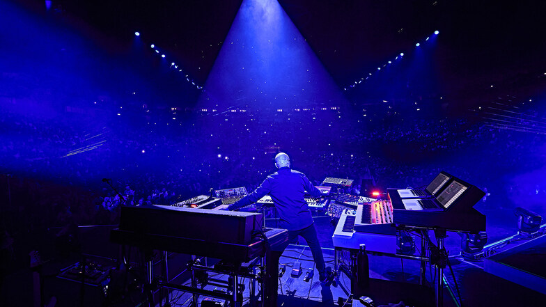 Der Künstler live zwischen all seinen Soundquellen.