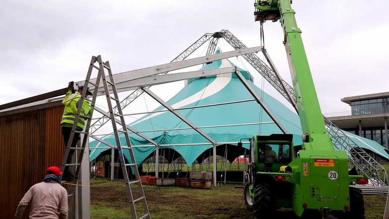 Am Freitag hat Magier André Sarrasani begonnen, sein großes Zelt neben dem Congress Center Dresden abzubauen.