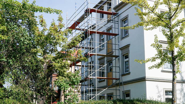 An der Westseite des Eckhauses Paulistraße/Thomas-Mann-Straße in Bautzen sind jetzt alle Balkone abgebaut worden. Der oberste Balkon war Anfang September abgestürzt.