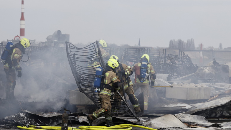 Im Ankunftszentrum Tegel hat es am Dienstag gebrannt. Die Feuerwehr war mit über 100 Kräften im Einsatz.