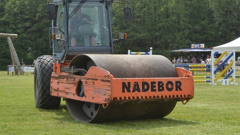 Mit der Walze der Firma Nadebor wird der Parcours geglättet.
