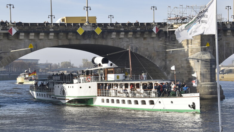 Zum Abschluss der Saison trafen sich die Dampfer am Sonntag zu einer kleinen Parade auf der Elbe.