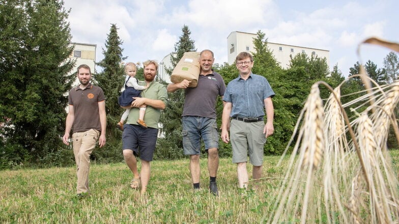 Teamwork für Bio-Mehl aus der Region: Müllermeister Sebastian Unger, Landwirt Ignac Wjesela mit Tochter sowie Ronny Rebisch und Marko Schmole vor der neuen Mühle (v.l.n.r.) freuen sich über die gute Bioweizenernte in diesem Jahr.