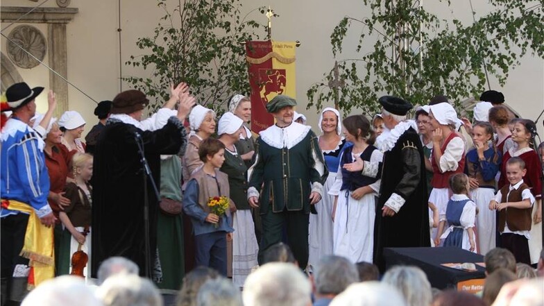 Als der 30-jährige Krieg über Sachsen zog: Wie vor 379 Jahren Pirna vor der Einäscherung gerettet wurde – Laienschauspieler zeigen am Wochenende Historisches Heimatspiel auf dem Markt vor dem Pirnaer Rathaus.