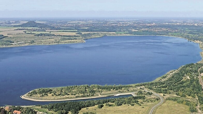 Gefüllt: Seit dem 6.Februar 2013 ist der See voll. Tauchritz und Hagenwerder (vorn) und die Landeskrone trennt jetzt ein kleiner blauer Bergsee, deren Ufer zwar teilweise flach wirken, aber schnell steil abfallen. Foto: LMBV/Radke