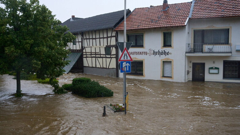 Rheinland-Pfalz, Esch: Die Straßen in Esch (Kreis Ahrweiler) haben sich in reißende Ströme verwandelt.