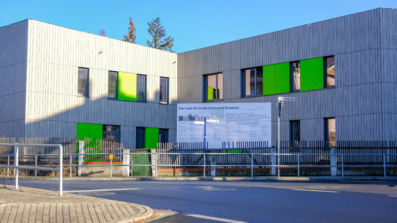 In grau-grüner Farbe präsentiert sich die moderne Fassade des neuen Schillerhorts.