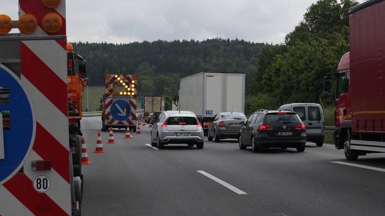 Alle Autos müssen die Autobahn in Ohorn (aus Richtung Dresden) und in Burkau (aus Görlitz) verlassen.