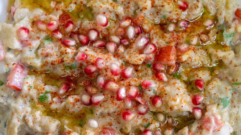 An absolute dish is the previous Baba Ganoush, a grilled aubergine puree with all kinds of meat and pomegranate cores. Then thin flatbread is prepared.