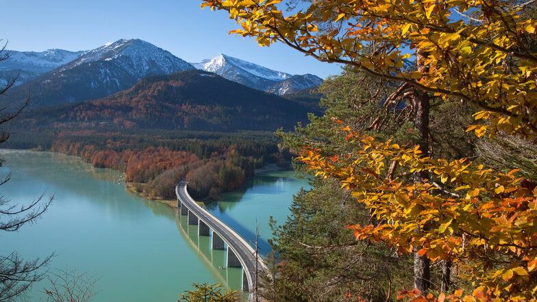 Ein Hauch von Norwegen im tiefsten Bayern: Der Sylvensteinsee wurde künstlich angelegt.