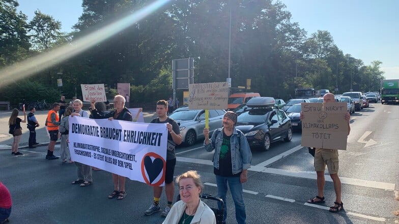 Die Klimaprotestgruppe Extinction Rebellion hat am Donnerstagmorgen die Kreuzung der Königsbrücker Straße und der Stauffenbergallee in Dresden blockiert.