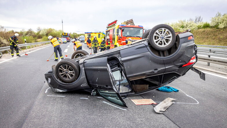 Unfall an der Autobahnauffahrt Pirna der A17: Ein Pkw überschlug sich nach einem Zusammenstoß.