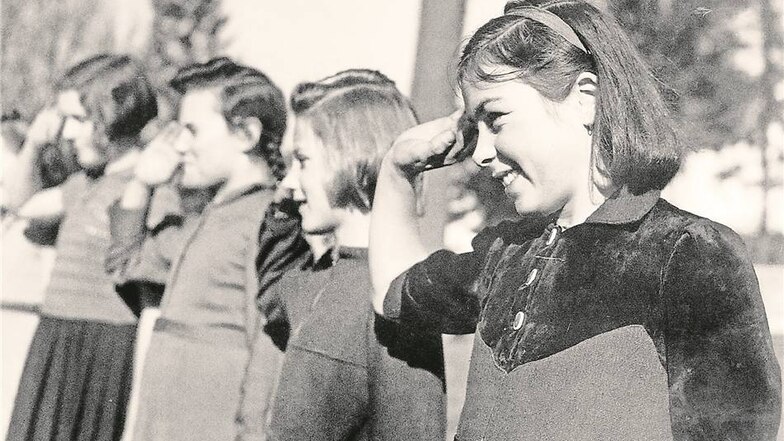 Als sich die Luftangriffe mehrten, schickte man viele Stadtkinder aufs Land. Auch nach Großröhrsdorf, wo diese Mädchen zwar in Sicherheit leben durften, nicht aber ohne Appelle.